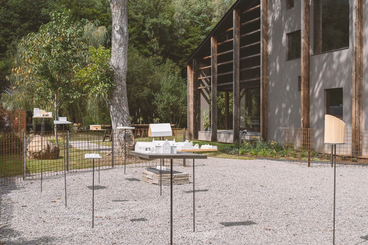 Ausstellung: Modelle im Hof des Architekturbüros