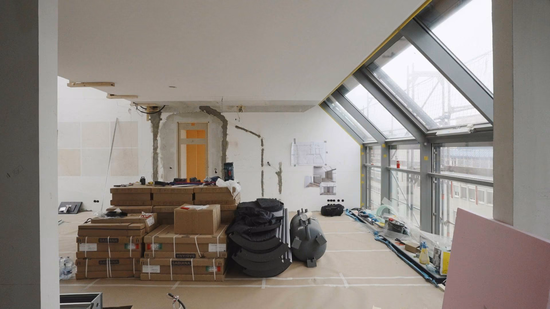 Dachbodenausbau K: Glas, Stahl und eine rote Treppe.