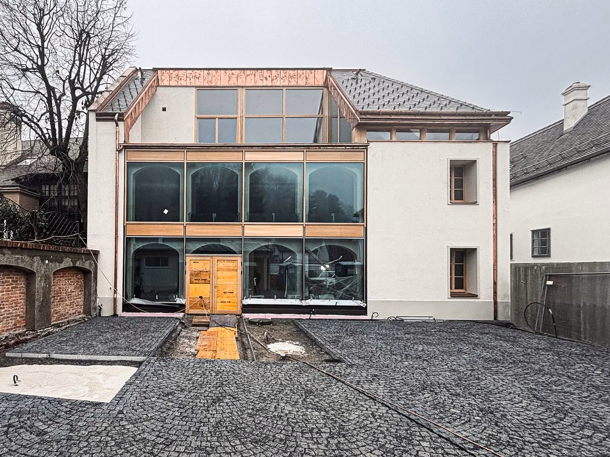 Elisabethhof: Glas zum Hof, Holz auf dem Dach.