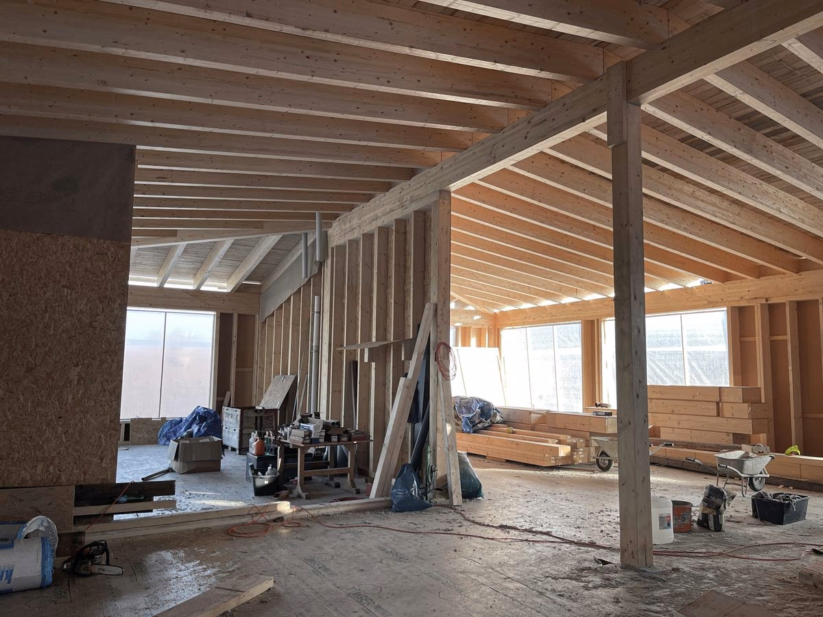 Kindergarten Innermanzing: Holzbau unter Planen.