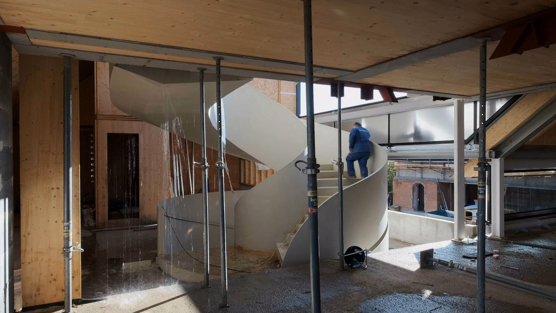 Pferdeblick: die Wendeltreppe im Rohbau.