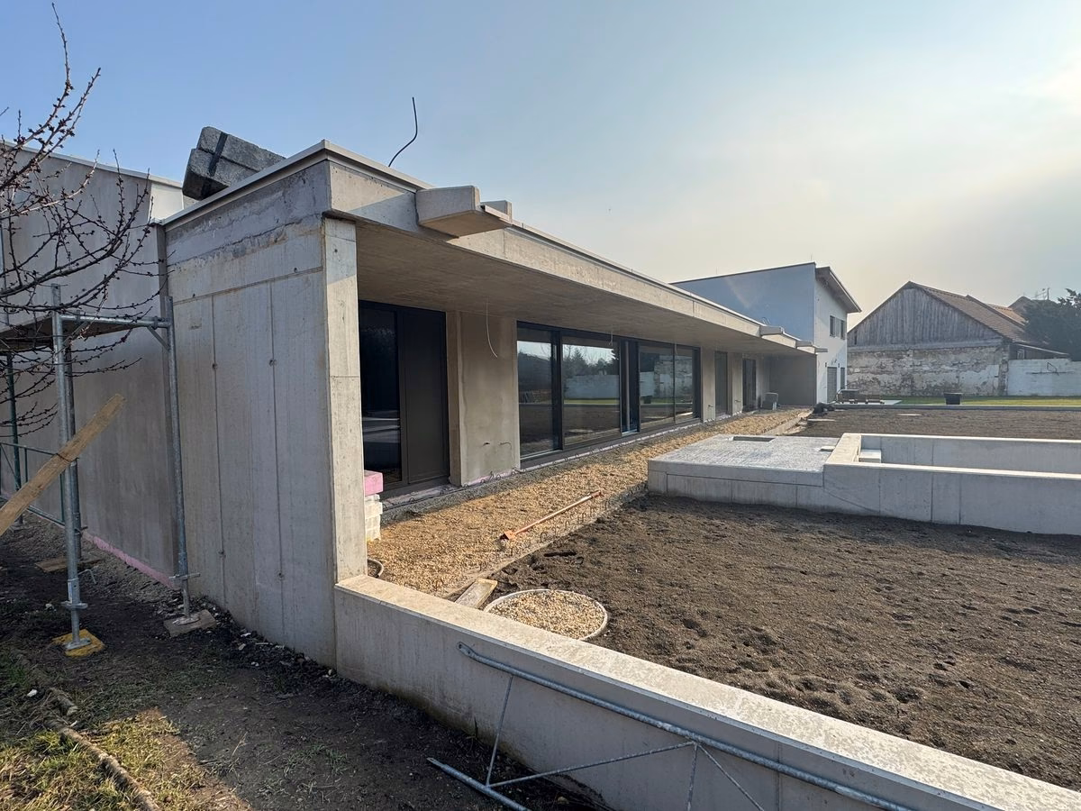 Einfamilienhaus T.: Sichtbeton und Heizschleifen.