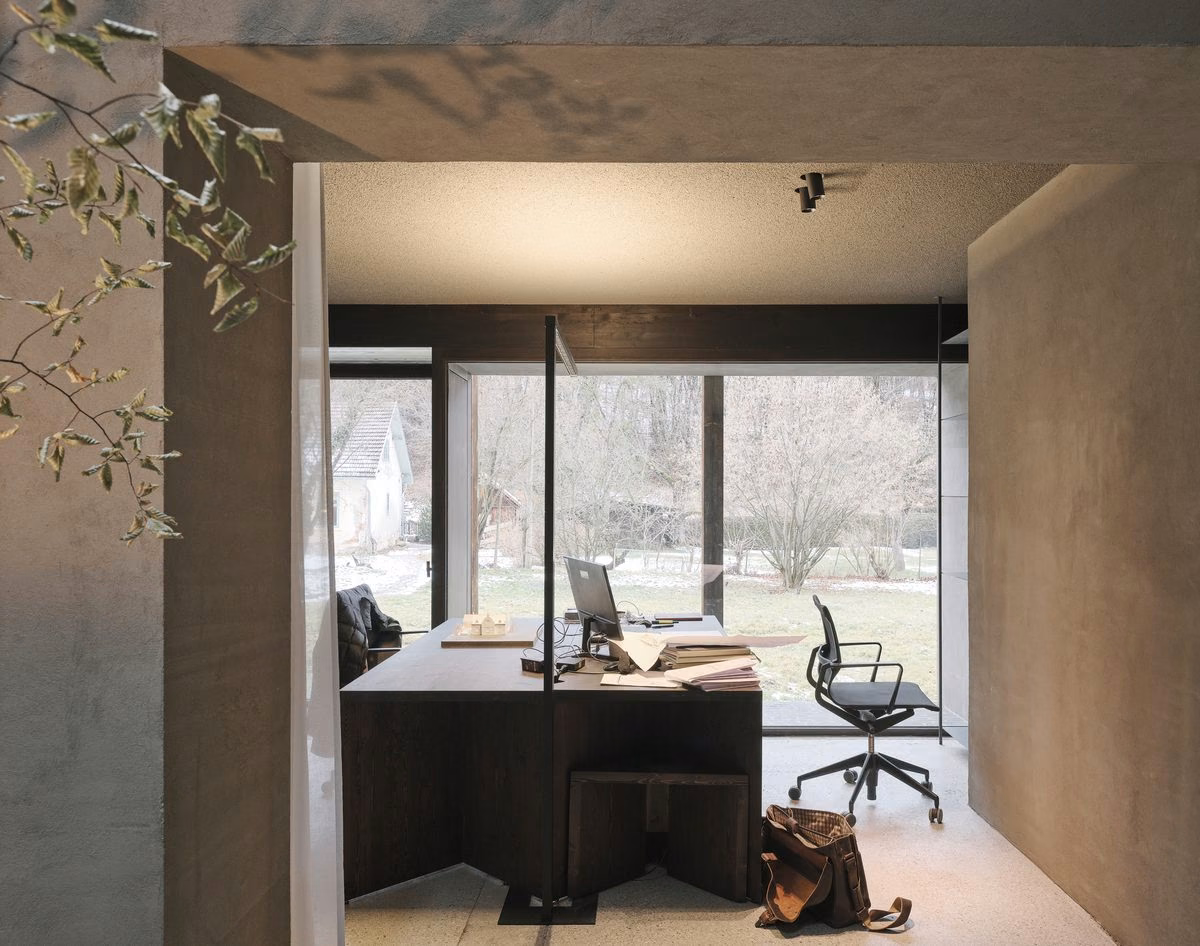 Arbeitsplatz am bodentiefen Fenster mit Blick in den Garten
